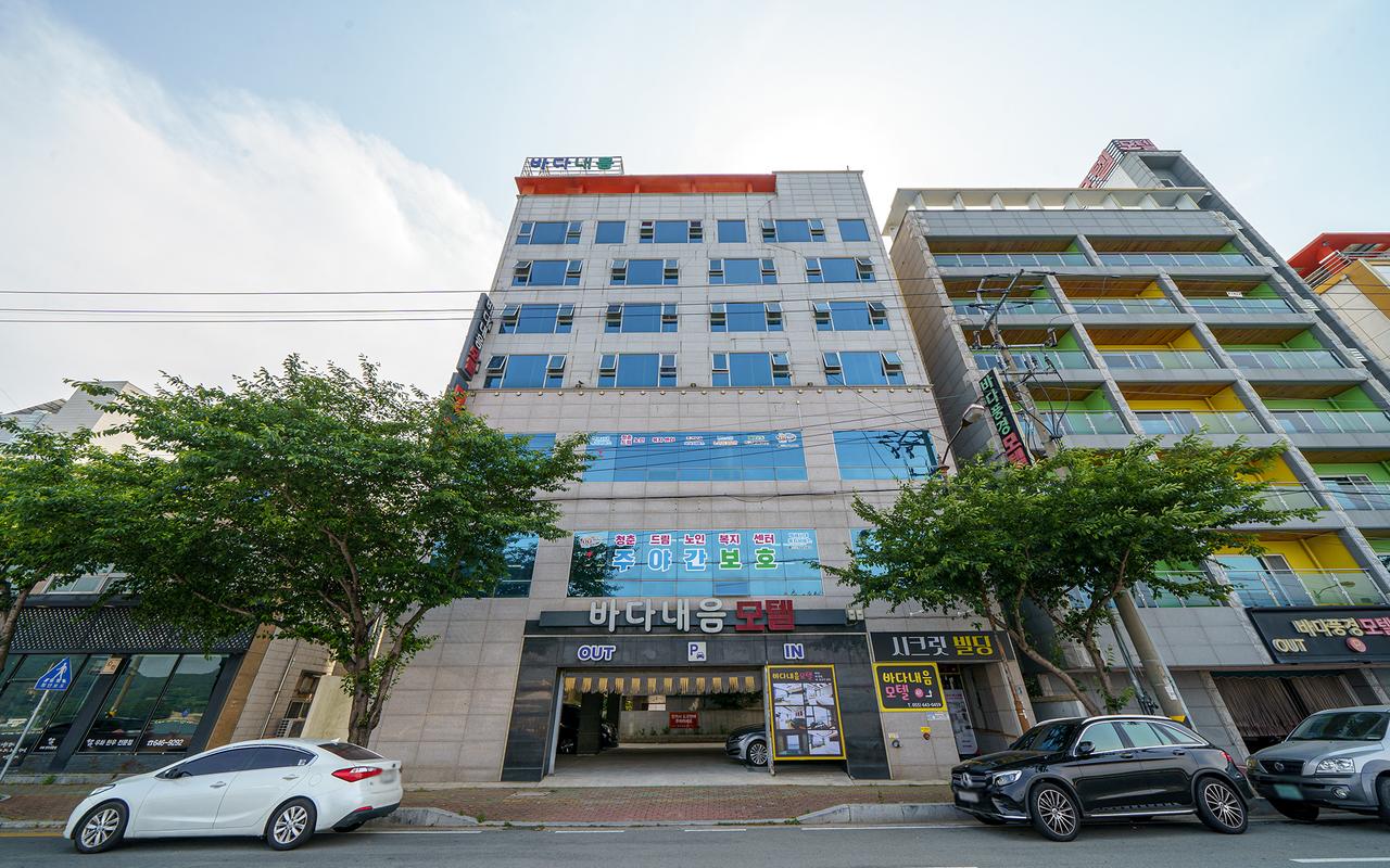 바다내음모텔 건물과 주차장 입구